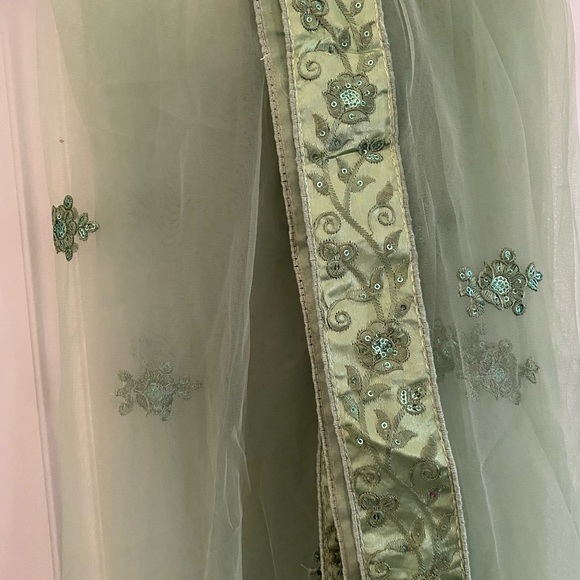 Designer Sarees Made in India. Green. Perfect size for S,M,L - Picture 4 of 5